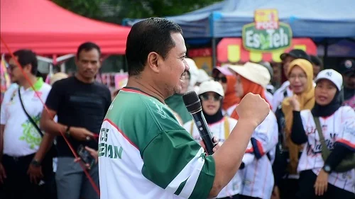 Bupati Dony Ahmad Munir yang melepas peserta gerak jalan.Ist