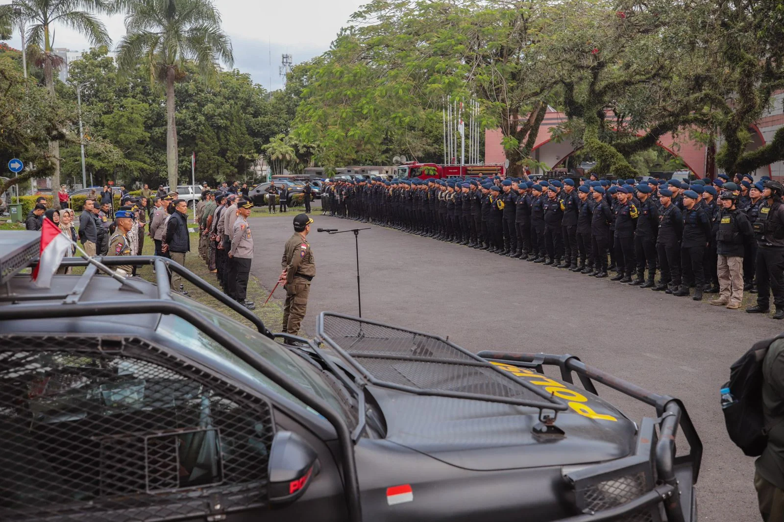 Kepala Satpol PP Kota Bandung, Bambang Sukardi mengatakan, kegiatan pengamanan hari ini melibatkan unsur Forkopimda, Brimob, BKAD, bagian hukum Pemkot Bandung, jajaran pengelola Yayasan Margasatwa Tamansari (YMT), Polisi Hutan, tokoh masyarakat serta komu