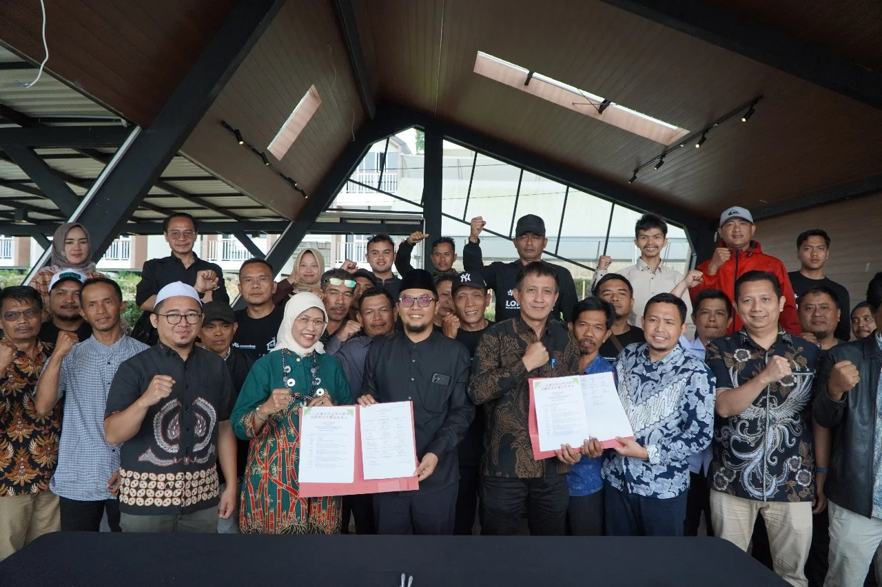 Kemenkop gelar Lokakarya Koperasi Desa di Ponpes Al Ittifaq, Bandung. Acara ini catat komitmen bisnis Rp7 miliar dan MoU strategis antar koperasi.
