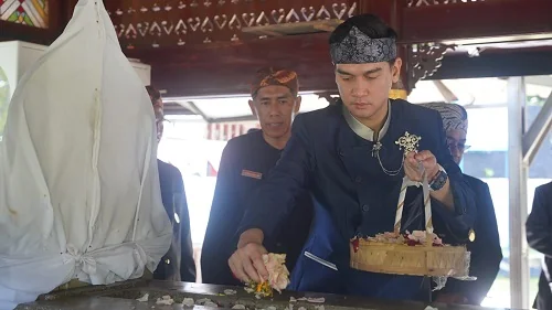 Bupati Sumedang M. Fajar Aldila bersama Kapolres Sumedang AKBP Sandityo Mahadika dan Kepala Lapas Agung Hascahyo ziarah ke Makam Pangeran Suria Kusumah Adninata (Pangeran Sugih) serta Makam Cut Nyak Dien di Komplek Pemakaman Gunung Puyuh.Dok-Diskominfosan