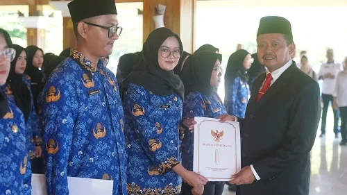 Sebanyak 174 Calon Pegawai Negeri Sipil (CPNS) formasi tahun 2024 resmi diangkat menjadi Pegawai Negeri Sipil (PNS) dan diambil sumpah/janjinya oleh Bupati Sumedang, Dony Ahmad Munir di Pendopo Pusat Pemerintahan Sumedang.Dok-Diskominfosanditik Sumedang