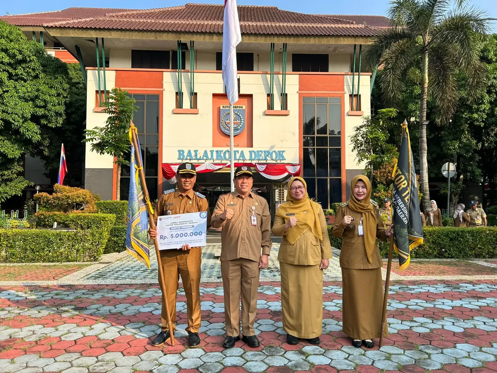 Sekretaris Daerah (Sekda) Depok Mangguluang Mansur bersama Kepala DLHK Kota Depok Reni Siti Nuraeni dan pemenang lomba perangkat daerah terbersih tahun 2026. (Foto: JD 01/Diskominfo Depok).
