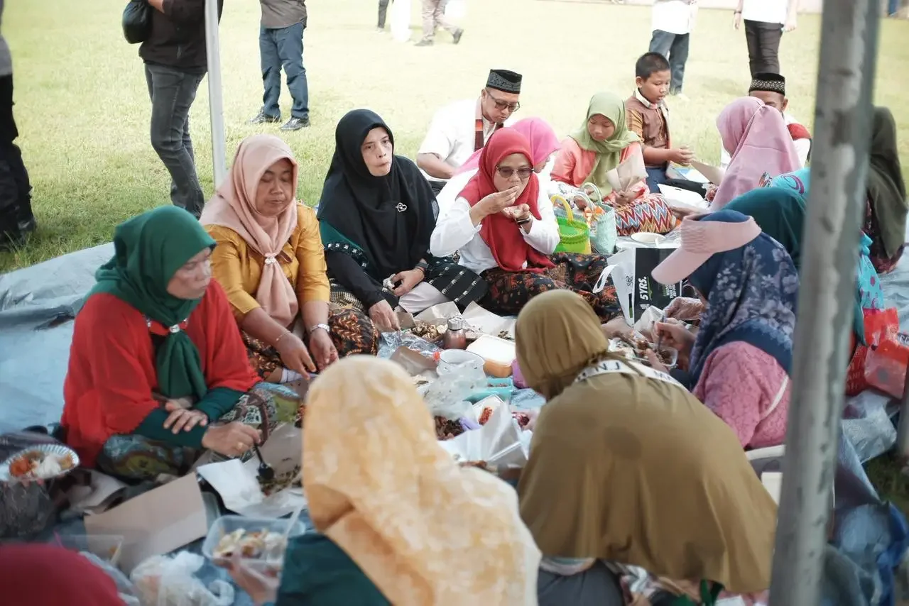 Sejumlah warga makan bersama usai pawai rantangan dalam kegiatan Lebaran Kukusan, Minggu ( 12/04/26). (Foto: Diskominfo Depok)