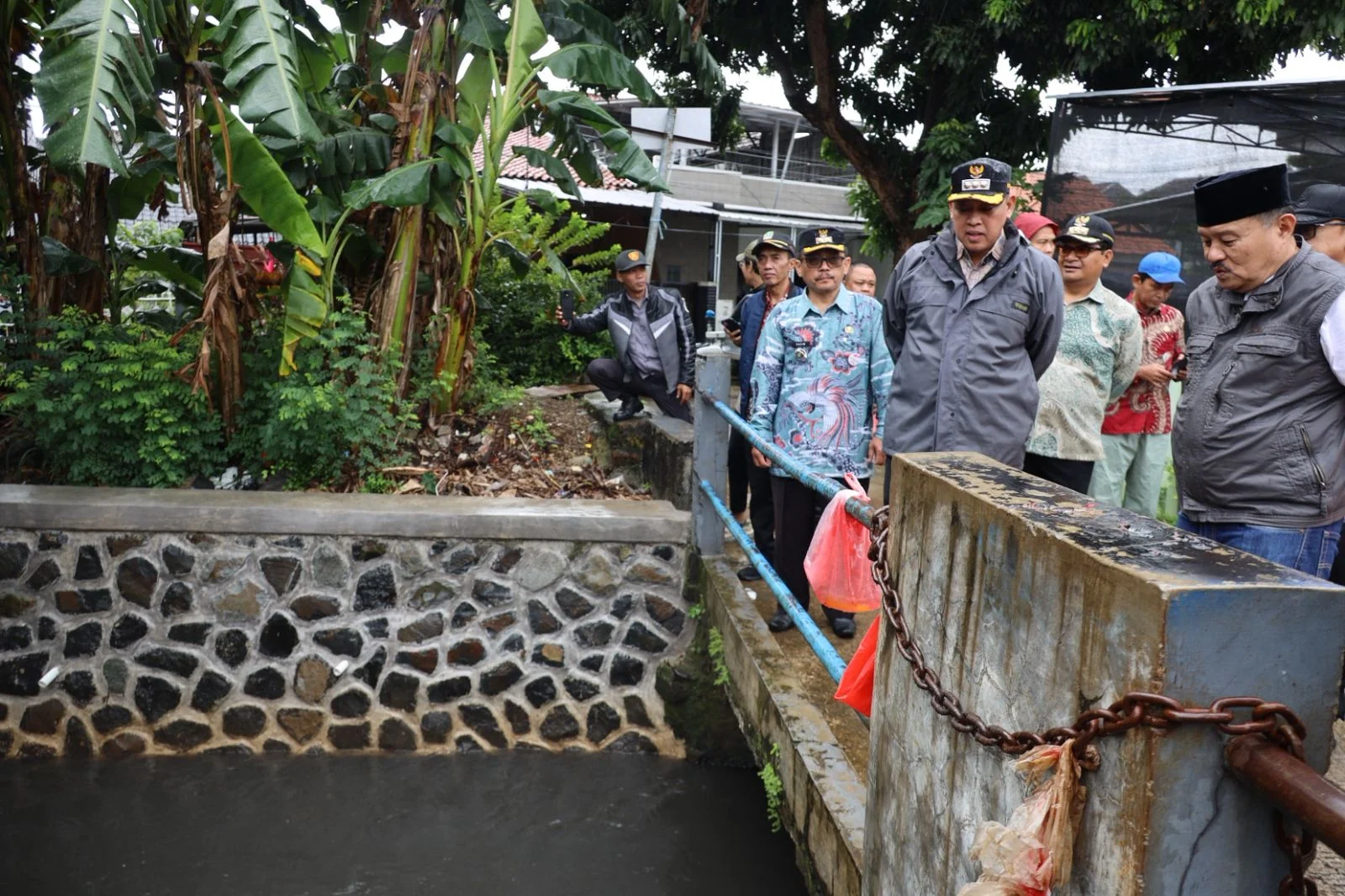 Wali Kota Bekasi, Tri Adhianto memulai penataan dan peninggian jembatan sebagai solusi banjir.Dok-Diskominfostandi Kota Bekasi