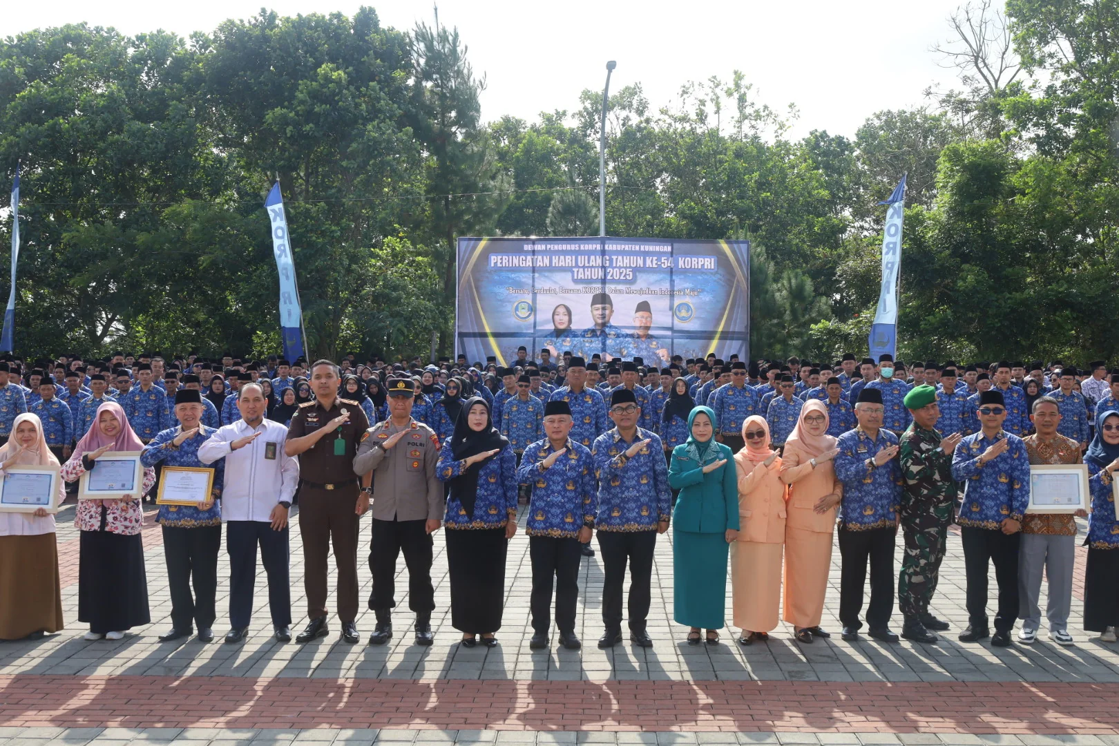 Ketua Umum Dewan Pengurus KORPRI Nasional, Prof. Dr. Zudan Arif Fakrulloh, SH, MH, menyerukan gerakan “KORPRI SIAGA” sebagai arah gerakan nasional menuju tahun 2026. Amanat tersebut dibacakan Bupati Kuningan, Dr. H. Dian Rachmat Yanuar, M.Si.Ist