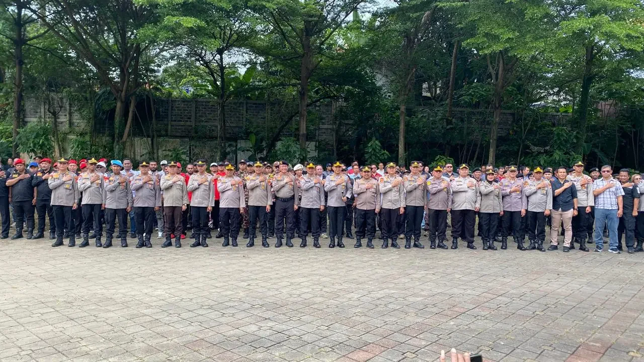 Kapolres Metro Depok, Kombes Pol Abdul Waras bersama masyarakat dan organisasi kemasyarakatan (ormas) se-Kota Depok, usai Apel Siaga Kamtibmas, di Lapangan Apel Tower Zam Zam. (Foto : Dokumentasi Narasumber)