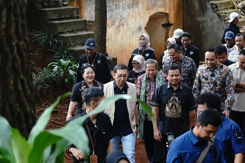 Bupati Sumedang,Dony Ahmad Munir mendampingi Menteri Kebudayaan (Menbud) Fadli Zon mendorong situs Gunung Palasari menjadi tempat wisata budaya dan sejarah yang hidup.Dok-Diskominfosanditik Sumedang