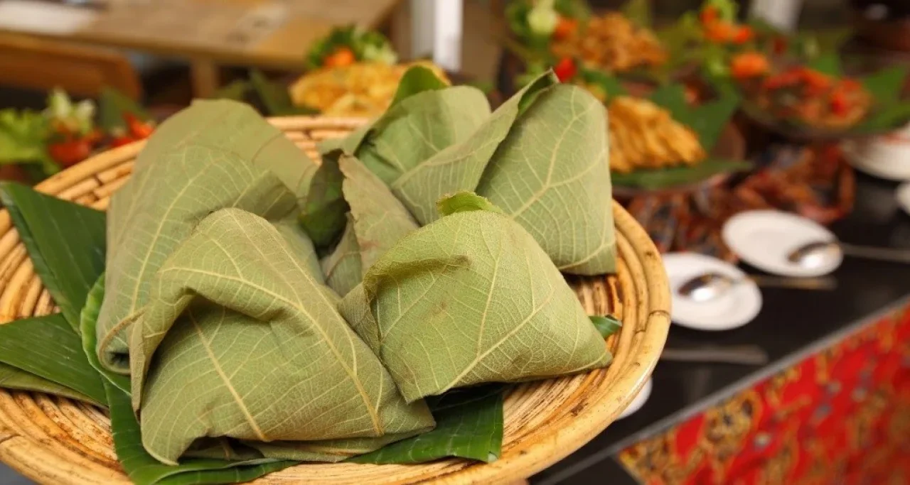 Lestarikan Tradisi, Daun Jati Jadi Pembungkus Wajib Makanan di Cirebon