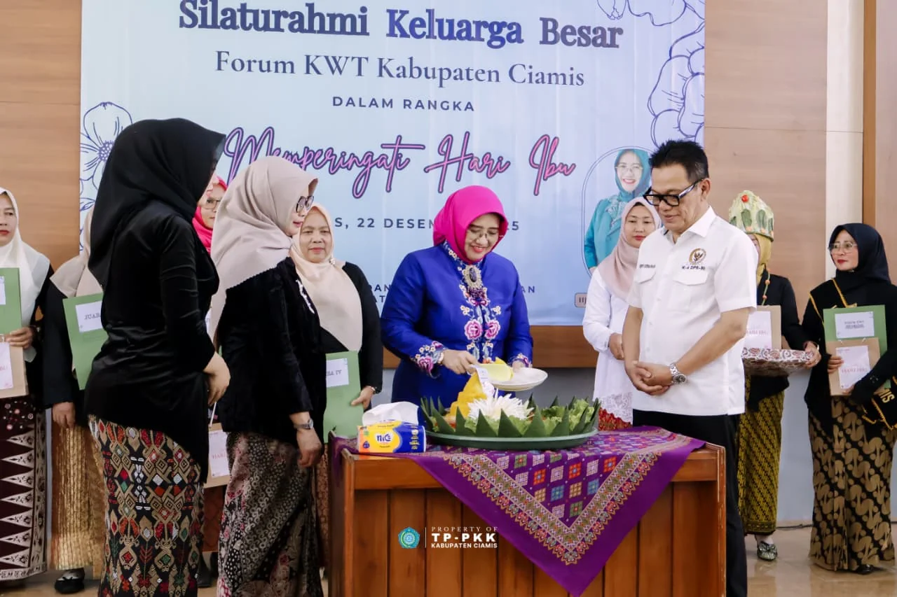 Ketua TP PKK Kabupaten Ciamis, Hj. Kania Ernawati Herdiat memotong tumpeng sebagai simbol peringatan Hari Ibu.Ist