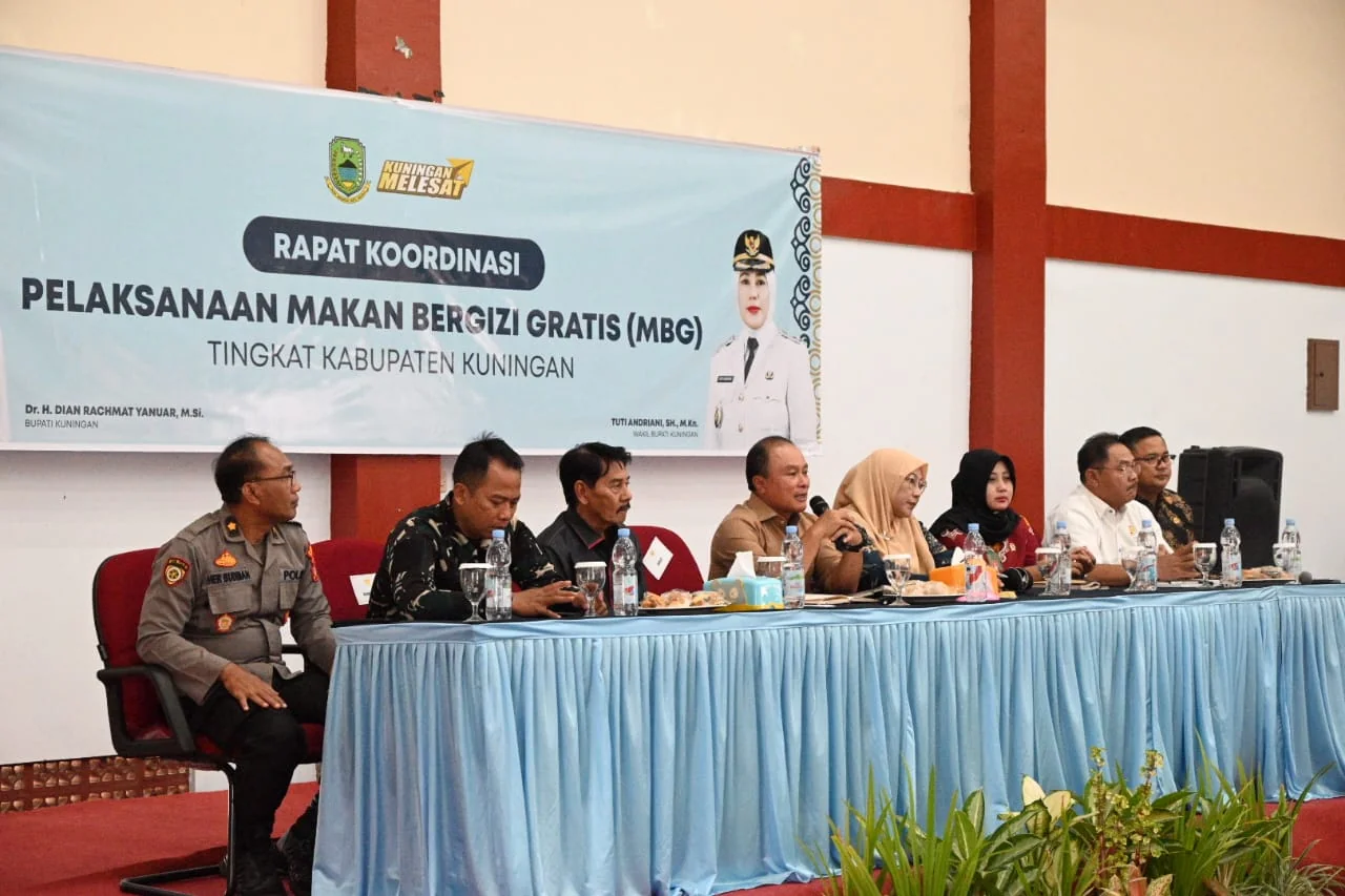 Bupati Kuningan, Dr. H. Dian Rachmat Yanuar, M.Si., saat memimpin Rapat Koordinasi MBG.Ist
