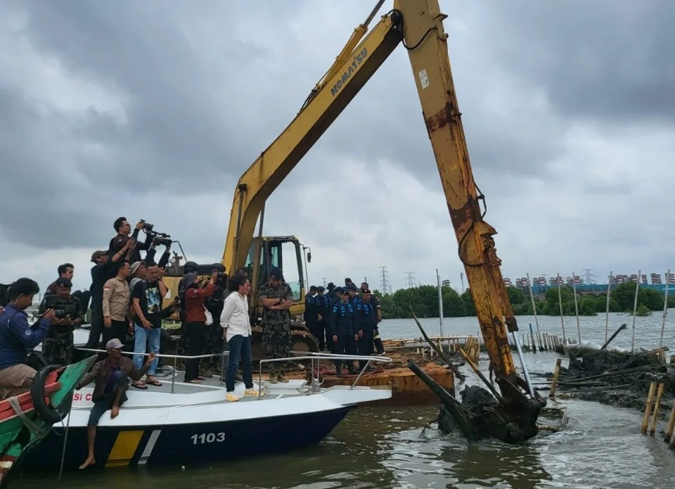 Proses pembongkaran mandiri yang dilakukan PT TRPN terhadap pagar laut yang berada di Perairan Pal Jaya, Desa Segarajaya, Kabupaten Bekasi, Selasa (11/2/2025). Pemerintah Daerah Provinsi Jawa Barat melalui Dinas Kelautan dan Perikanan (DKP) Jabar turut me