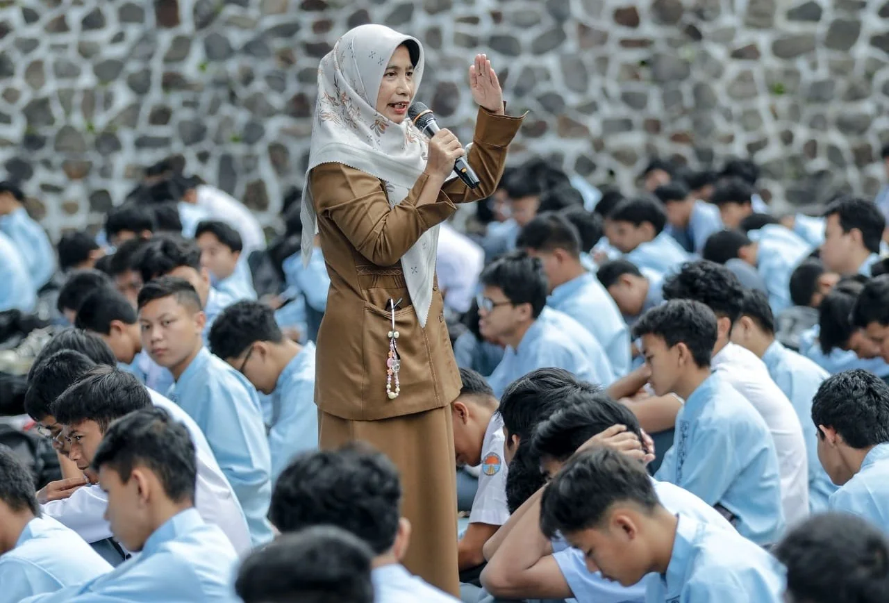 SMKN 2 Cimahi melaksanakan Pesantren Ekologi dengan fokus pada penguatan budaya hemat energi di lingkungan sekolah, Senin (2/3/2026).Dok-Nizar Humas Disdik Jabar