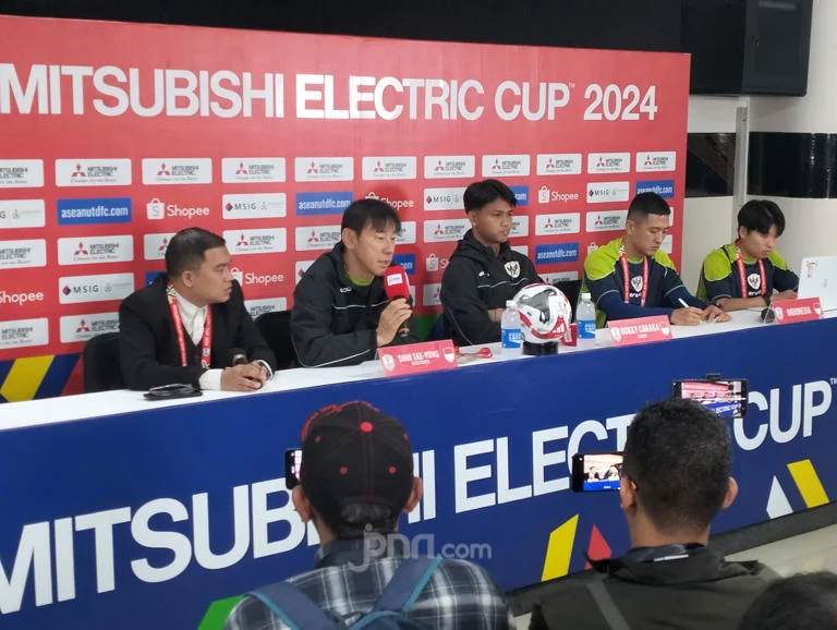 Pelatih Timnas Indonesia Shin Tae-yong saat konferensi pers di Stadion Manahan Solo, Jumat (20/12).