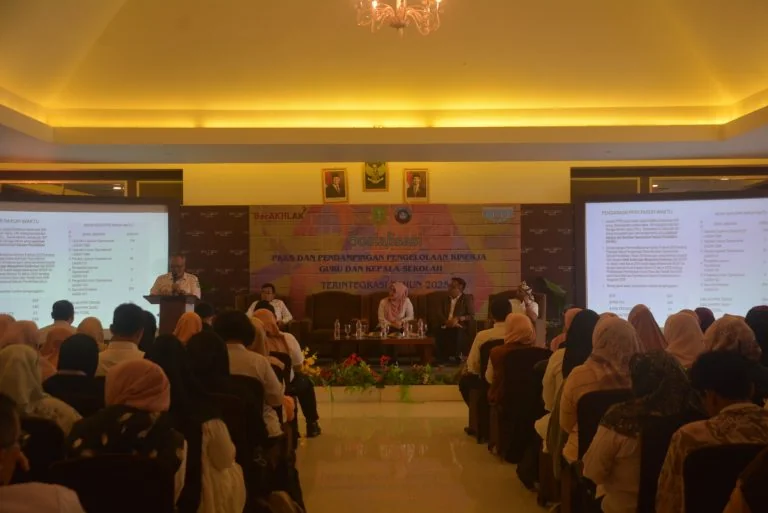 Sekretaris Disdikbud Kota Sukabumi Ika Iskandar, saat membuka jalannya sosialisasi yang diikuti oleh sekitar 250 orang peserta.Ist