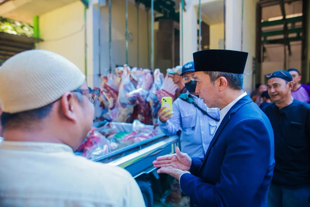 Wali Kota Bogor, Dedie A. Rachim, meninjau langsung antusiasme warga yang menggunakan fasilitas Rumah Potong Hewan (RPH) Kota Bogor milik Pemerintah Kota (Pemkot) Bogor di bawah Dinas Ketahanan Pangan dan Pertanian.Diskominfo Kota Bogor
