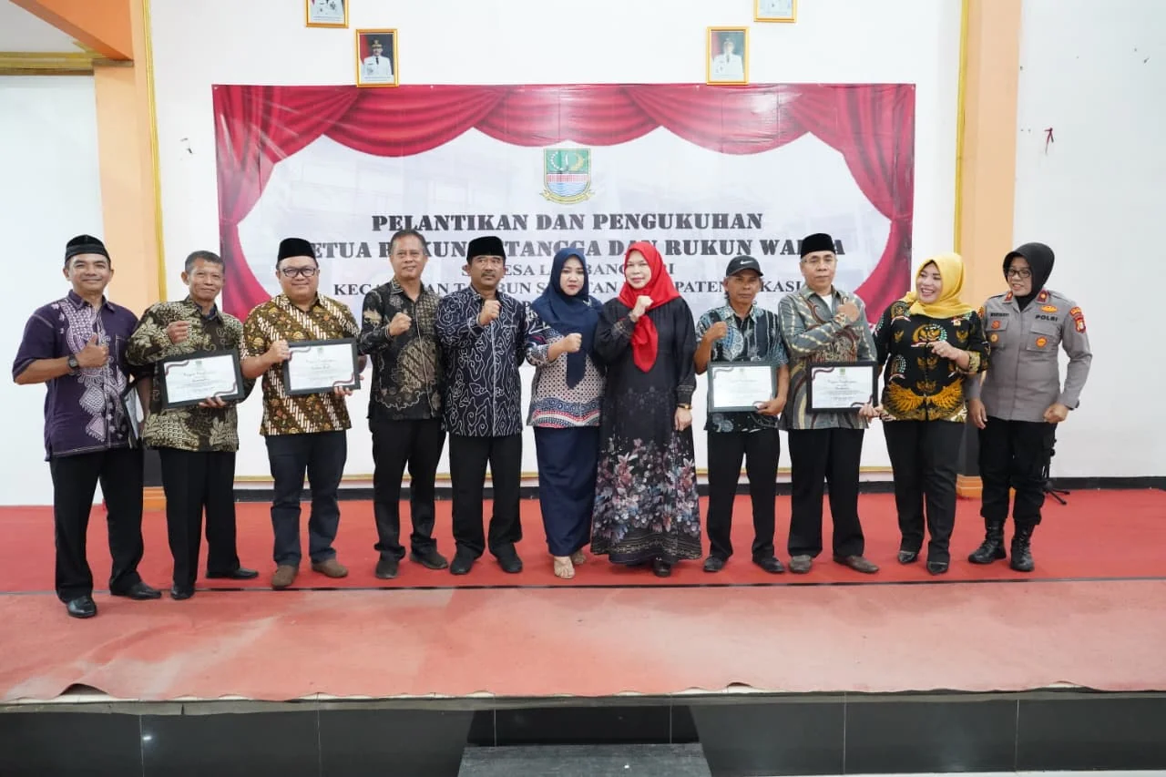 Penjabat Sekretaris Daerah (Sekda) Kabupaten Bekasi, Ida Farida, menghadiri pelantikan dan pengukuhan Ketua Rukun RT dan RW.Ist