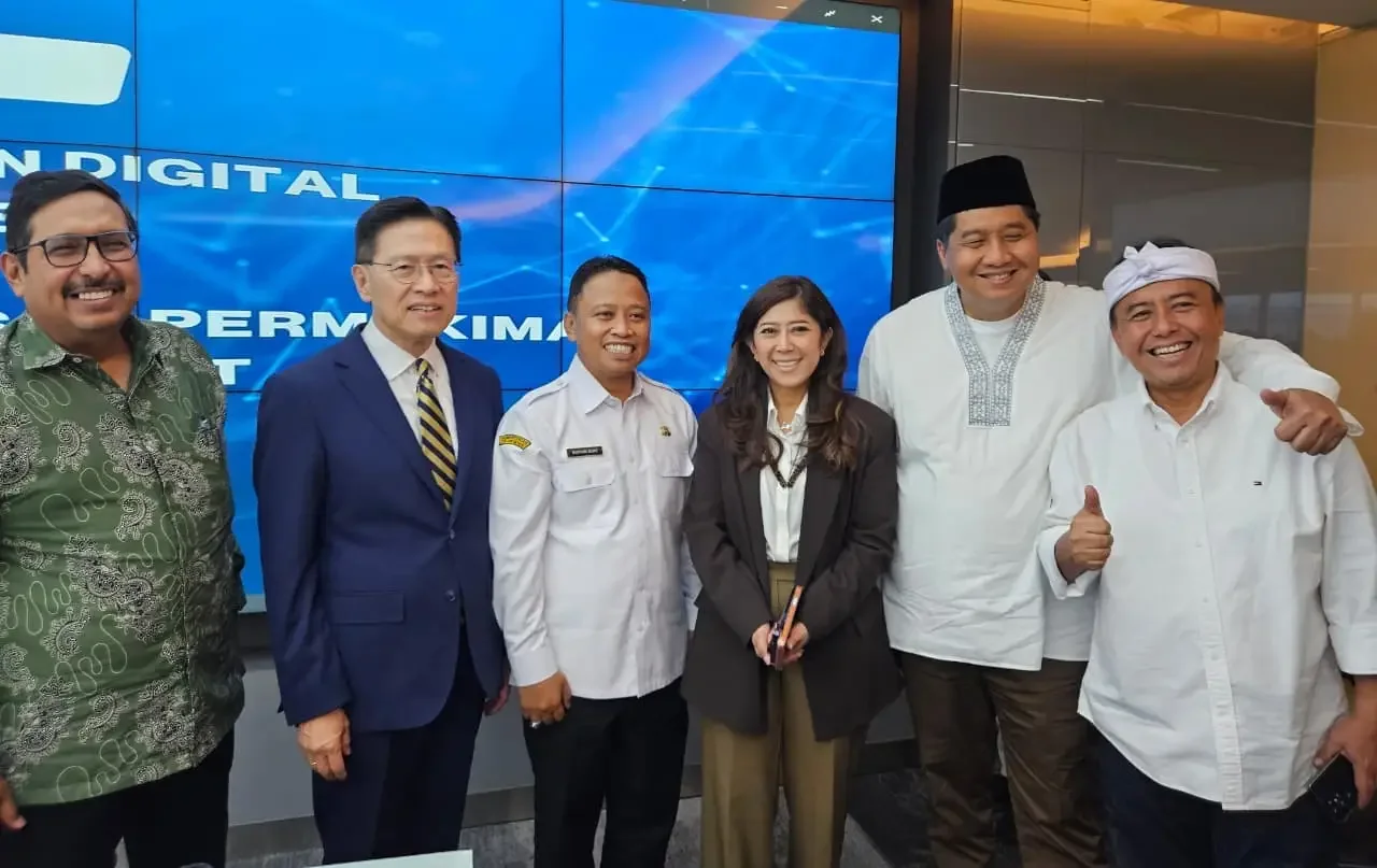 Wali Kota Depok Supian Suri (ketiga dari kiri) bersama Menteri PKP Maruarar Sirait (kedua dari kanan) dan Menteri Komdigi Meutya Hafid usai pertemuan di Kantor Kementerian Komdigi, Selasa (10/03/26). (Foto: Dokumentasi Tim Media Wali Kota Depok).