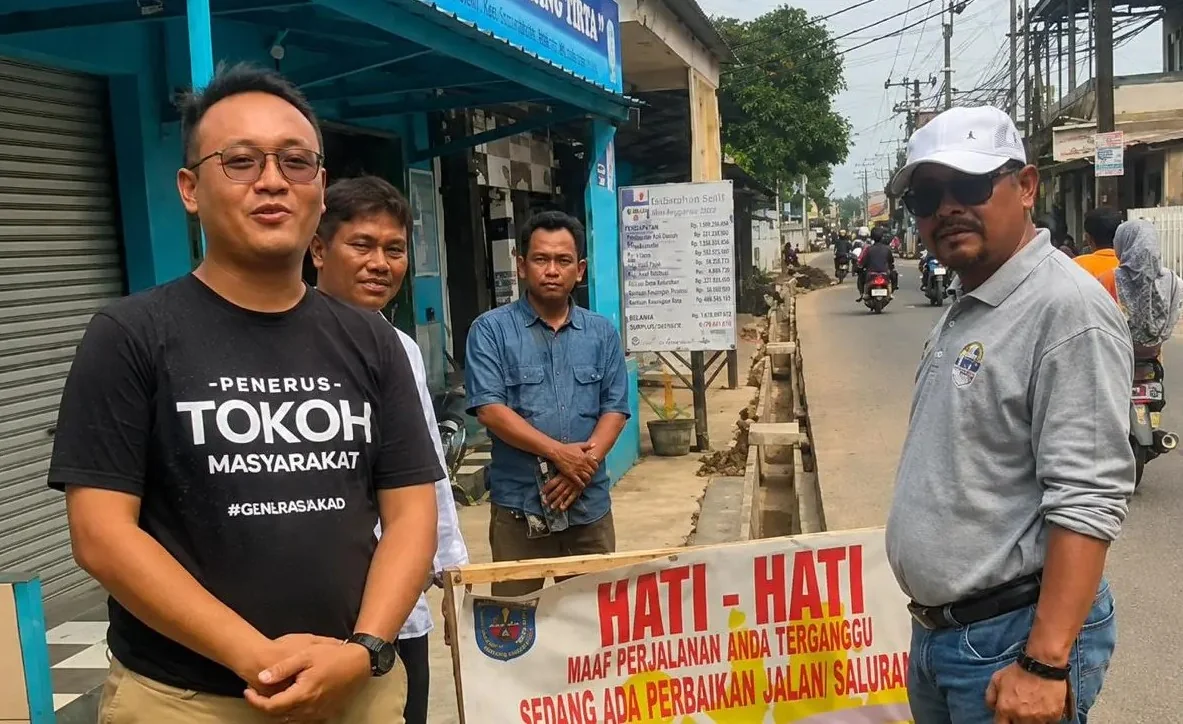 Anggota Komisi A DPRD Kota Depok, Edi Masturo meninjau langsung ke lokasi pembangunan drainase di Kampung Kekupu, Kelurahan Rangkapan Jaya, Kecamatan Pancoran Mas. (Foto: dok.narasumber)