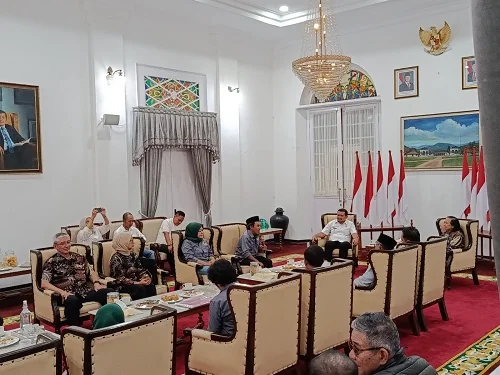 Bupati Sumedang Dony Ahmad Munir menerima kunjungan Ketua Forum Pembauran Kebangsaan (FPK) Provinsi Jawa Barat Popong Otje Djundjunan di Gedung Negara.Ist