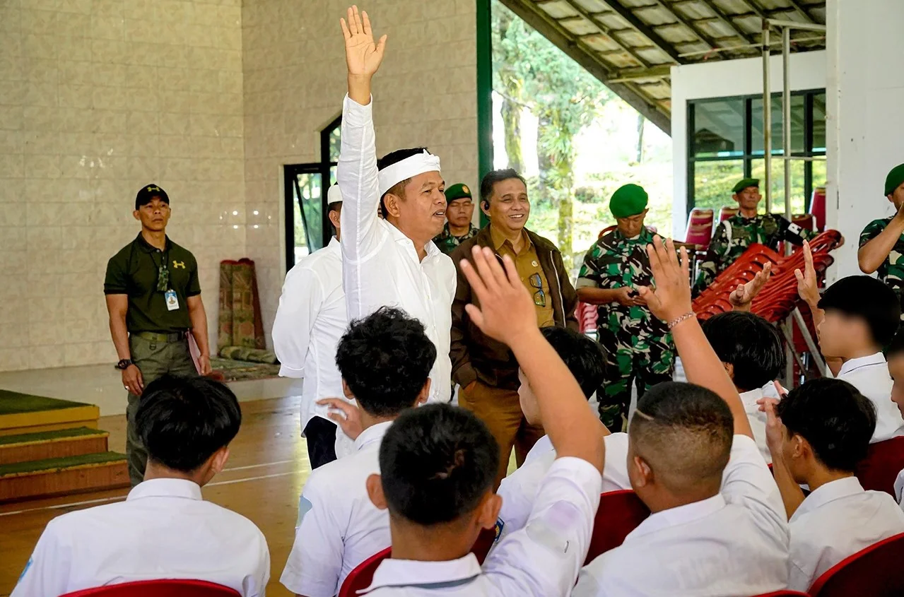 Plt. Kadisdik Jabar, Deden Saepul Hidayat menyaksikan siswa yang mengikuti Pendidikan Karakter Gapura Panca Waluya di Dodik Bela Negara Rindam III Siliwangi Lembang, Kab. Bandung Barat, Senin, 5 Mei 2025.
