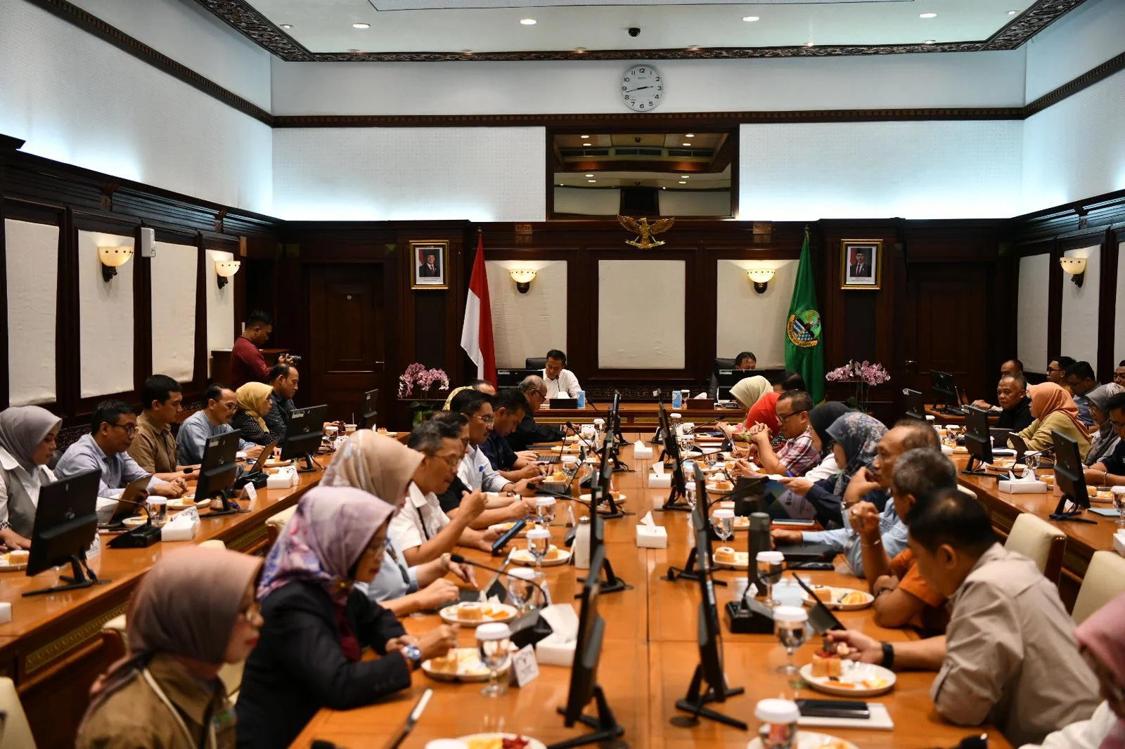 Pj Gubernur Jabar Bey Machmudin menghadiri Rapim Gubernur di Ruang Rapat Papandayan, Gedung Sate, Kota Bandung, Selasa (7/1/2025).