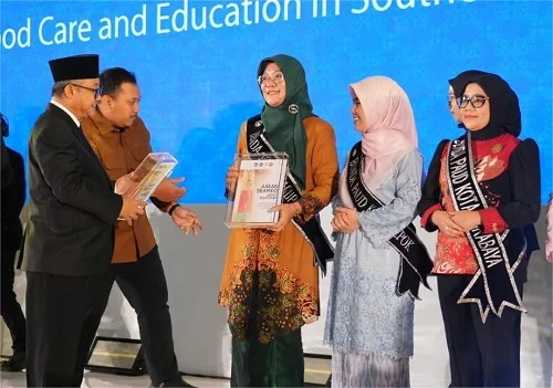 Bunda Pendidikan Anak Usia Dini (PAUD) Sumedang Susi Gantini menerima dokumen strategis ASEAN-SEAMEO Joint Roadmap on Early Childhood Care and Education (ECCE) dari Menteri Pendidikan Dasar dan Menengah Abdul Mu'ti.Dok-Diskominfosanditik Sumedang
