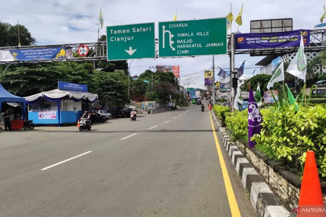Situasi lalu lintas di Simpang Gadog Ciawi Kabupaten Bogor. Biasanya dilakukan sistem buka tutup saat liburan Nataru di jalur ini.