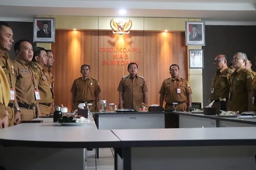 Kinerja Dinas Kependudukan dan Pencatatan Sipil (Disdukcapil) Kabupaten Sumedang diapresiasi Bupati Sumedang Dony Ahmad Munir saat Pembinaan SAKIP di Ruang Rapat Disdukcapil, Senin (24/11/2025).Ist
