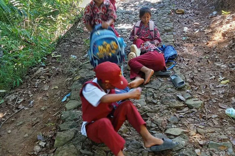 Siswa SD dari Kampung Citamiang yang harus berjalan kaki sejauh kurang lebih 3 kilometer untuk bisa sampai ke sekolah dan harus berangkat subuh. (Dok Ai Anita)