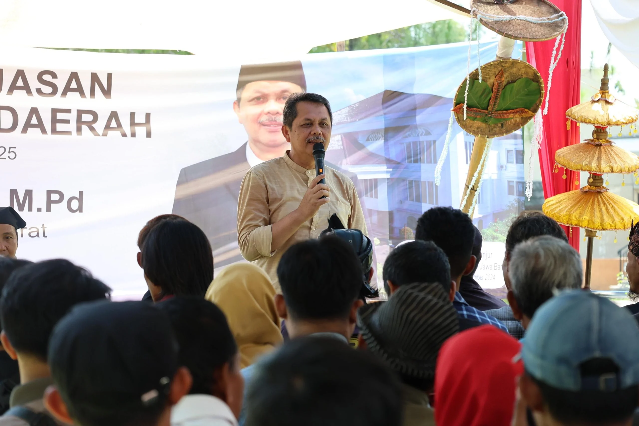 Anggota DPRD Provinsi Jawa Barat daerah pemilihan (Dapil) IV Kabupaten Cianjur, Tom Maskun saat Penyebarluasan Peraturan Daerah Provinsi Jawa Barat di Desa Nagrak, Kecamatan Cianjur, Kabupaten Cianjur,(Dok-Humas Jabar)
