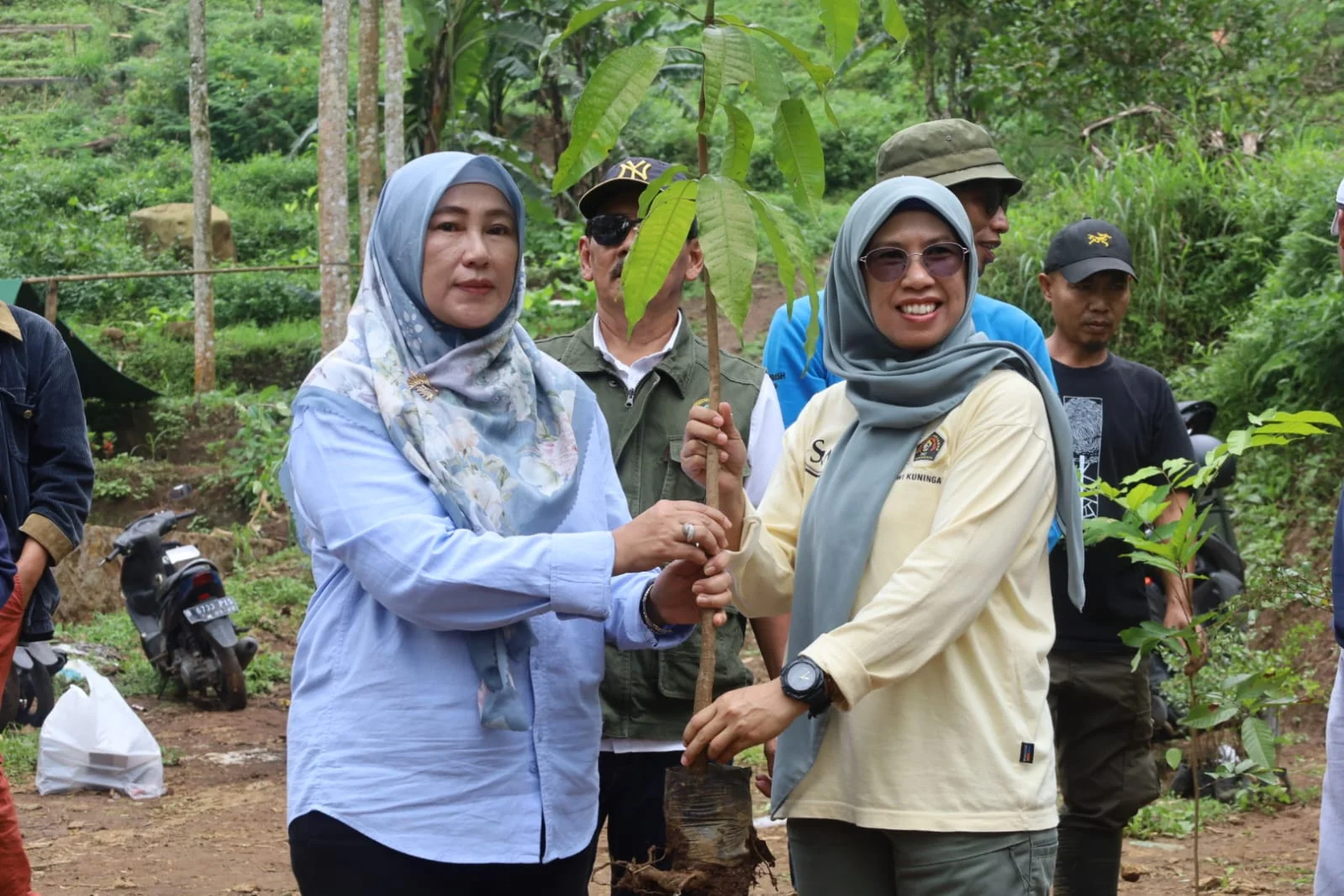 Wakil Bupati Kuningan, Tuti Andriani, menghadiri sekaligus mengapresiasi kegiatan penanaman 300 bibit pohon yang digagas Persatuan Wartawan Indonesia (PWI) Kabupaten Kuningan.Dok-IKP/Diskominfo Kuningan