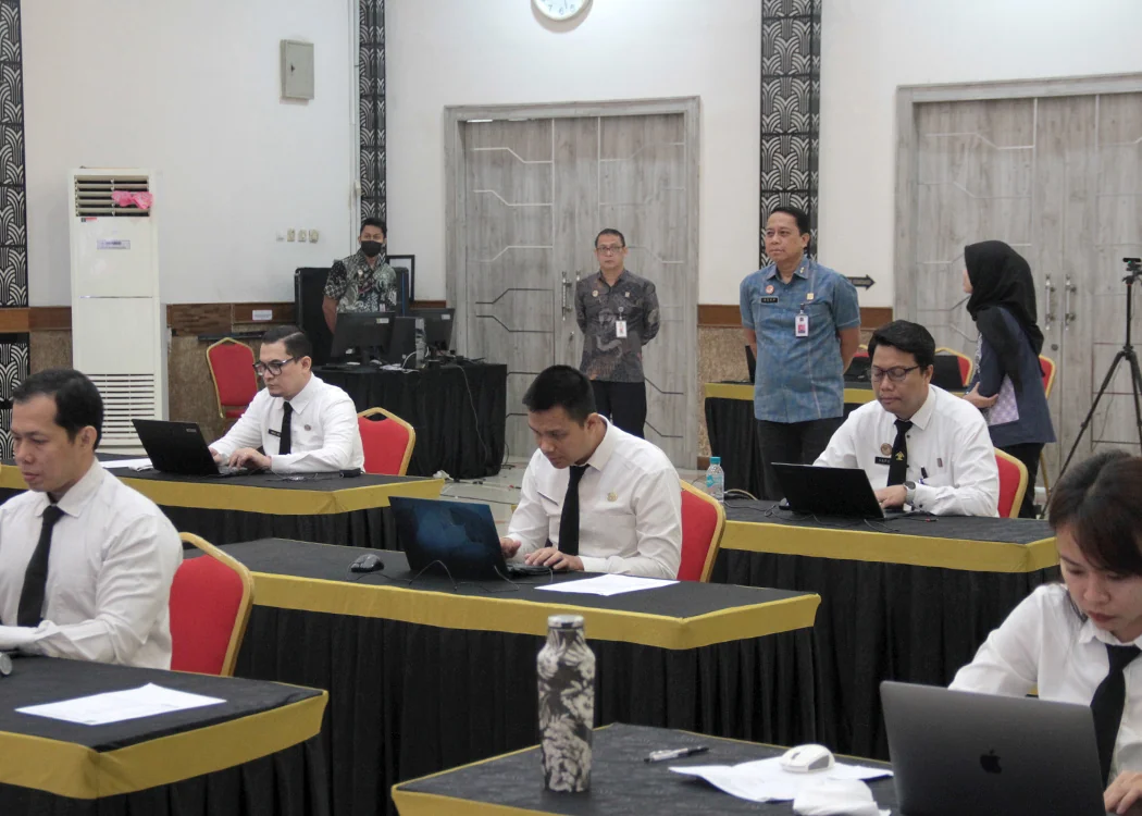 Kepala Kantor Wilayah Asep Sutandar dalam kesempatannya meninjau langsung jalannya pelaksanaan Uji Kompetensi di aula.Ist