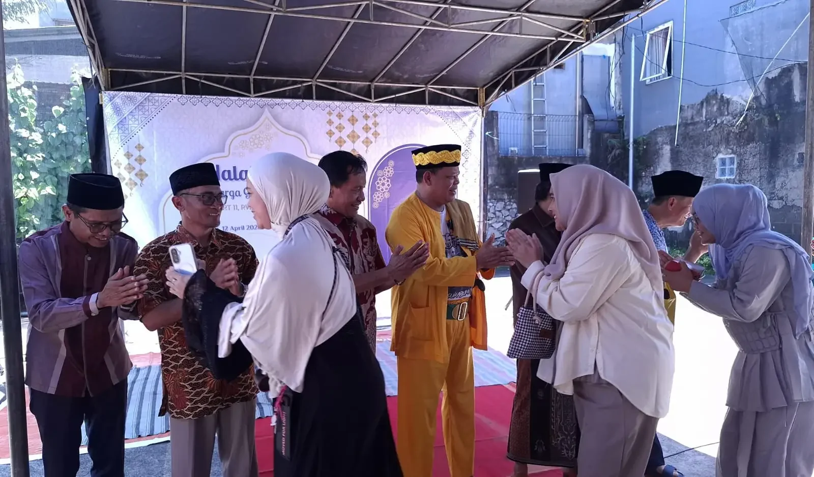 Suasana hangat dan penuh keakraban terasa dalam kegiatan halalbihalal warga RT 11 RW 012 Kelurahan Tanah Baru, Kecamatan Beji,(Foto: Diskominfo Depok)