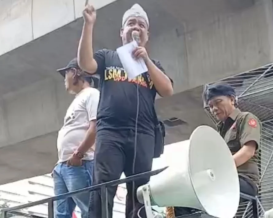 Ketua LSM Trinusa Jabar,Ait M Sumarna waktu aksi dikantor Kejagung 5 Mei 2025.Dok-KabarSunda