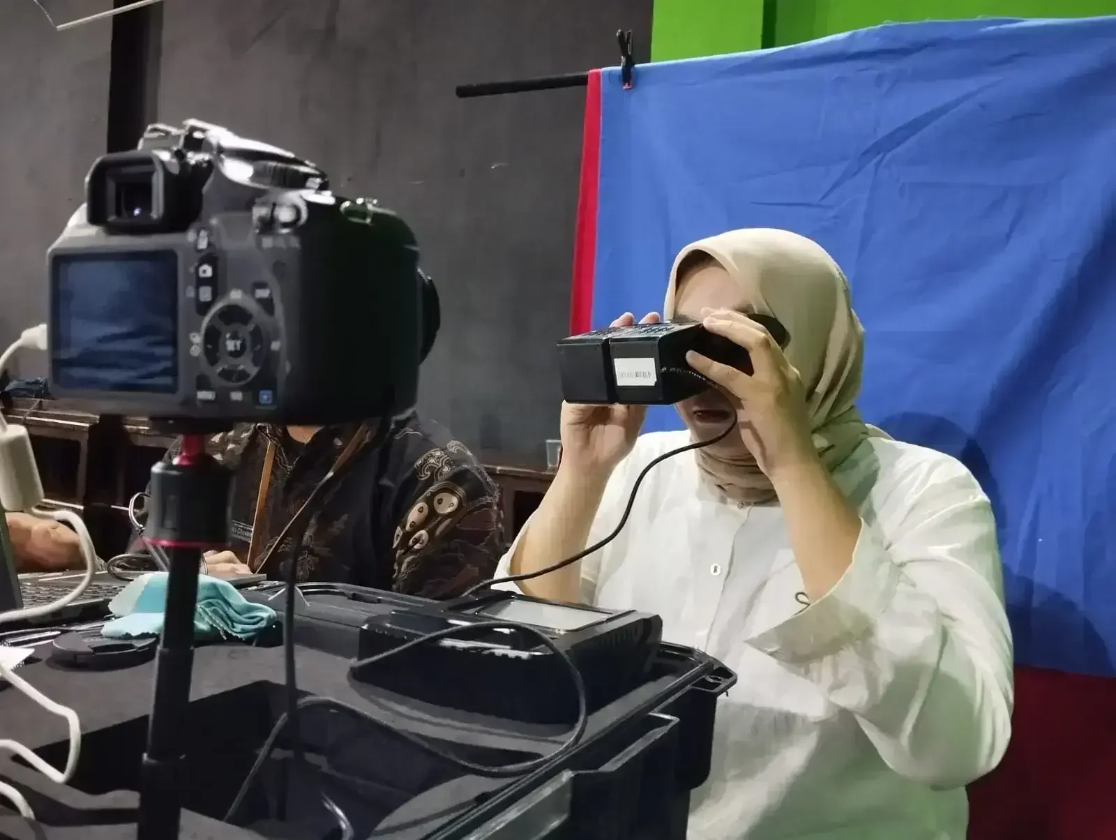 Disdukcapil Kota Depok melakukan layanan jemput bola perekaman Kartu Tanda Penduduk Elektronik (e-KTP) bagi siswa di SMK Taruna Bhakti, Kecamatan Cimanggis. (Foto: Diskominfo Depok).