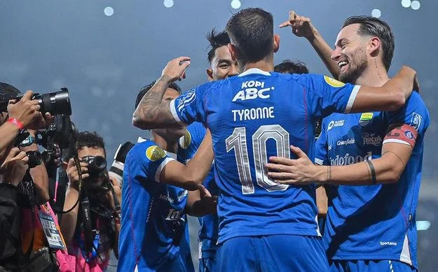 Pemain Persib Bandung, Tyronne del Pino, merayakan gol bersama rekan-rekannya pada duel lanjutan pekan ke-30 Liga 1 2024-2025 Persib Bandung vs PSS Sleman bergulir di Stadion Gelora Bandung Lautan Api, Kota Bandung, Sabtu, 26 April 2025. (Foto Tribun)