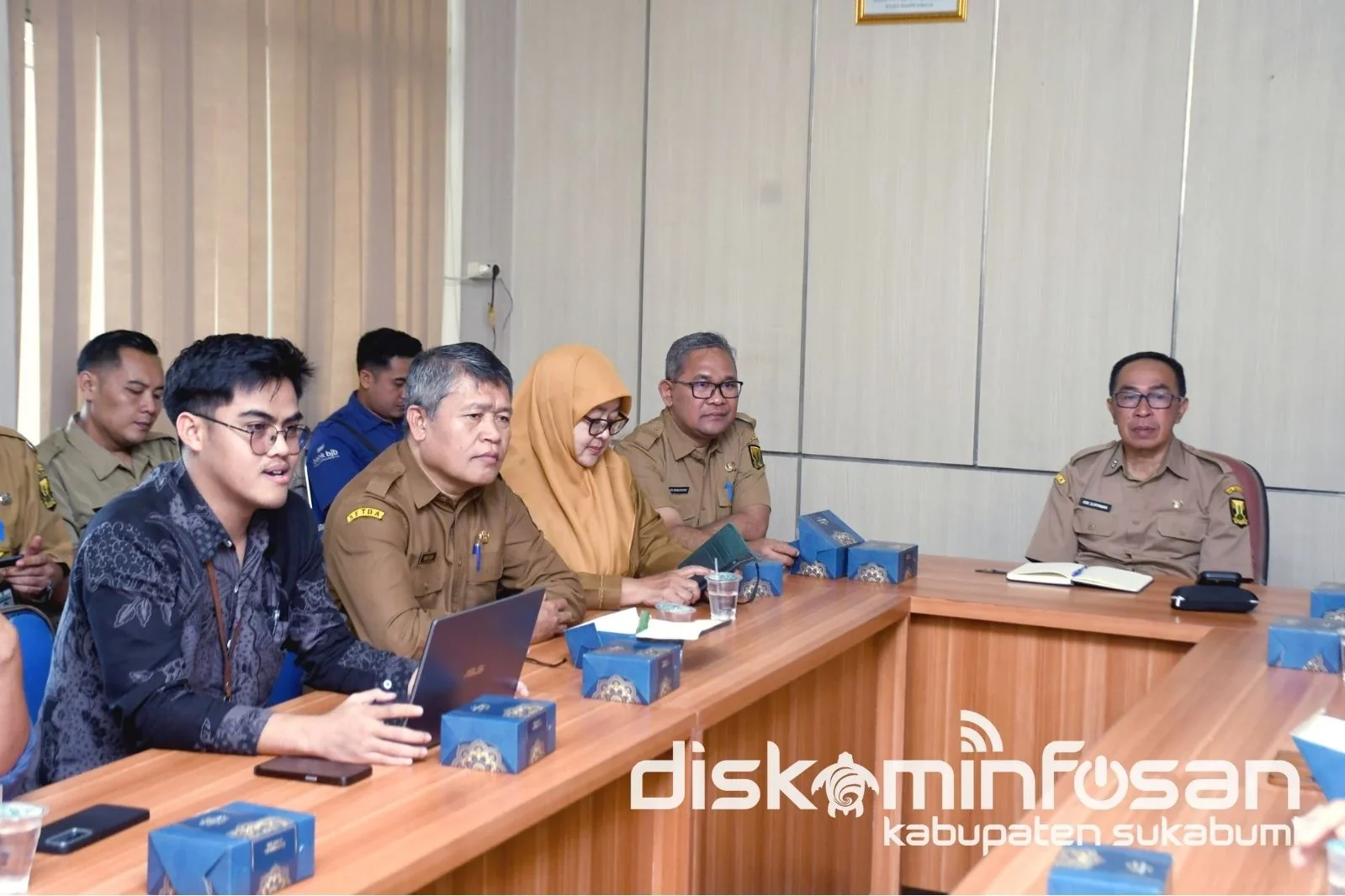 Sekretaris Daerah Kabupaten Sukabumi, Ade Suryaman didampingi Kepala Diskominfosan Kabupaten Sukabumi, Yulipri, menyampaikan bahwa layanan 112 untuk mempermudah masyarakat dalam menyampaikan laporan darurat.Dok- Bid IKP/Diskominfosan