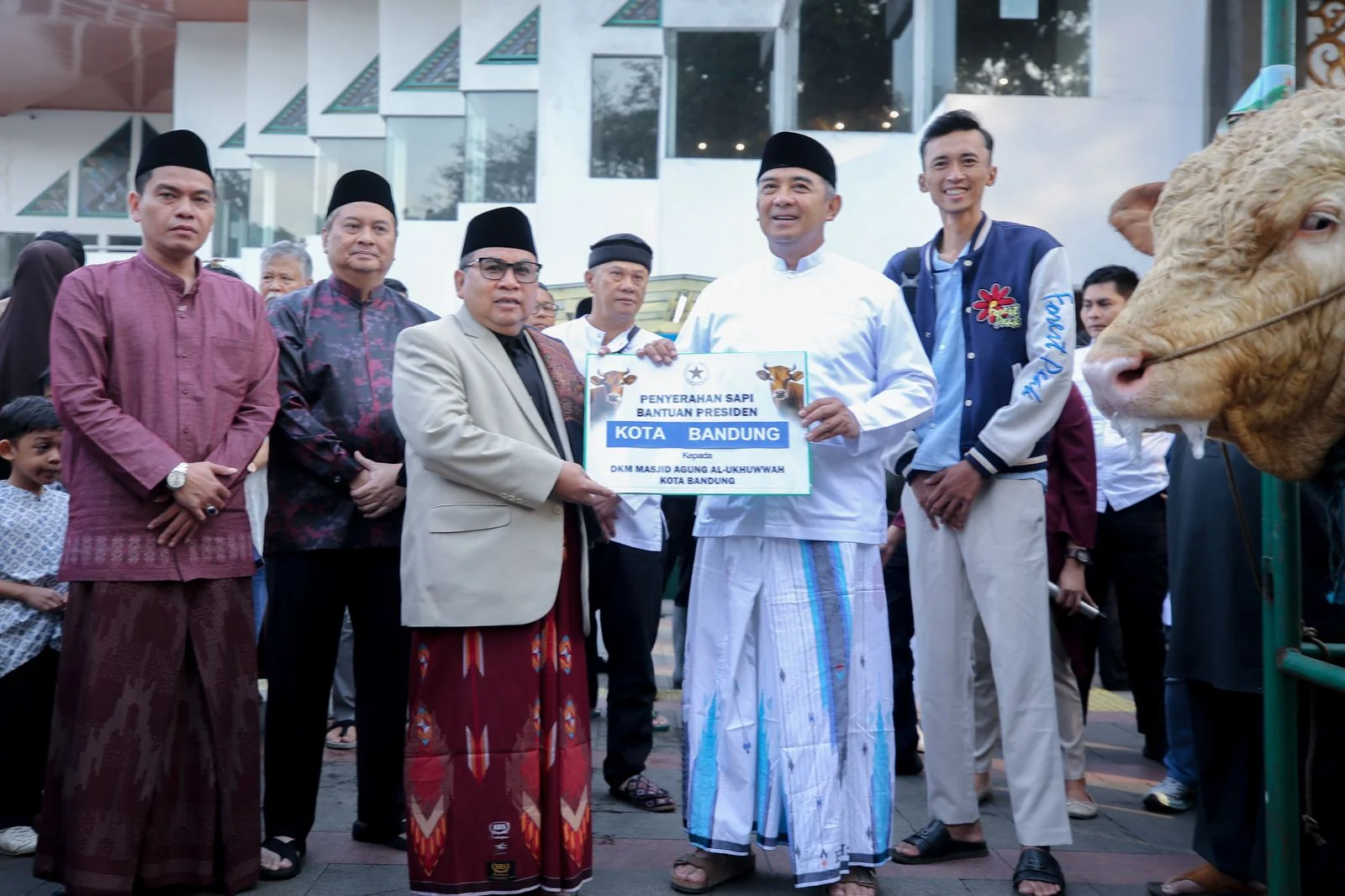 Wali Kota Bandung, Muhammad Farhan menyerahkan sapi kurban Presiden Republik Indonesia, Prabowo Subianto, usai pelaksanaan Salat Iduladha 1447 Hijriah di Masjid Al-Ukhuwah.Dok-Diskominfo Kota Bandung
