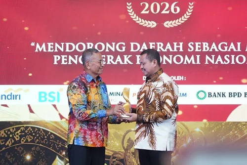 Disway Top Regional Leader Award 2026 Cluster Pelayanan Publik kategori Pelopor Inovasi Pelayanan Publik Daerah diberikan untuk Bupati Sumedang  Dony Ahmad Munir oleh Founder Disway Group Dahlan Iskan di Jakarta.Dok-Diskominfosanditik Sumedang