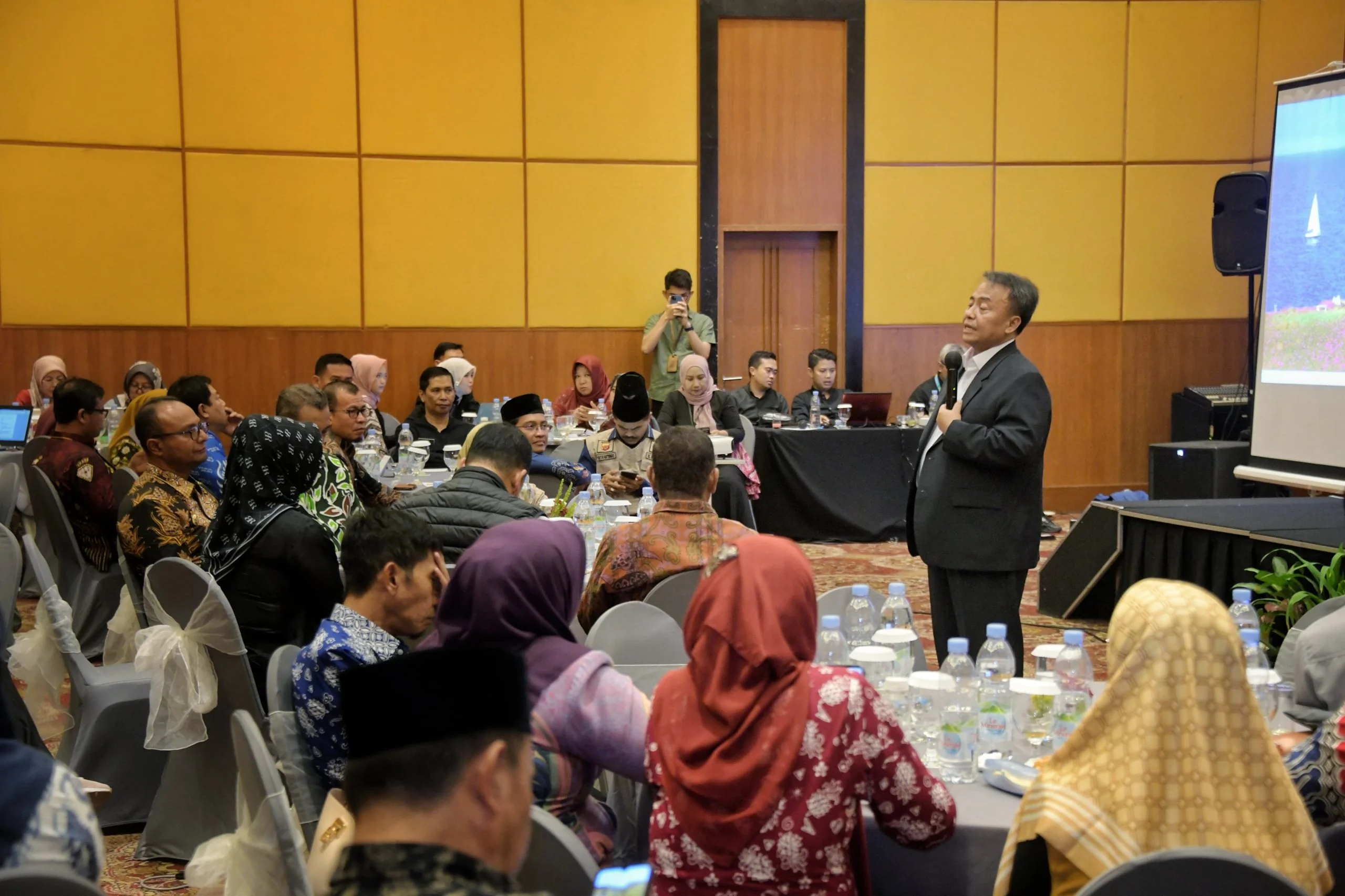 Sekretaris Daerah Provinsi Jawa Barat Herman Suryatman menghadiri Rapat Koordinasi Ketahanan Keluarga Tingkat Provinsi Jabar Tahun 2024 di Prime Park Hotel, Kota Bandung, Kamis (28/11/2024).(Foto: Biro Adpim Jabar)