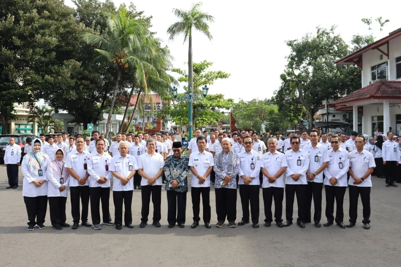 Wali Kota Cirebon, Effendi Edo, memimpin langsung apel pagi di lingkungan Perumda Air Minum Tirta Giri Nata.Dok-Devi Triya Andriyani
