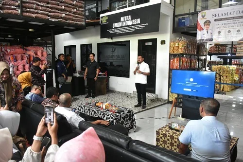 Bupati Dony Ahmad Munir mengapresiasi keberhasilan Taufik Sugiono yang dinilainya mampu membangun usaha dari bawah hingga berkembang pesat tanpa melupakan akar dan daerah asalnya.Dok-Diskominfosanditik Sumedang