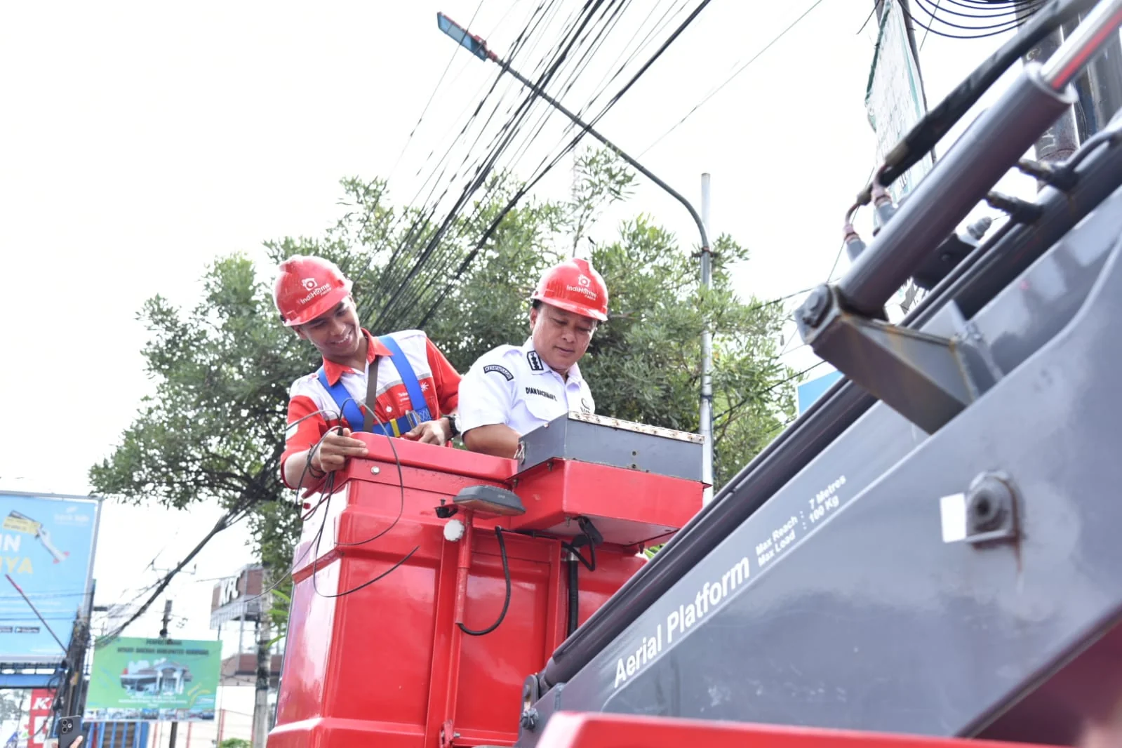 Kabel optik yang semrawut dan membahayakan keselamatan pengguna jalan, mendapat perhatian serius dari Pemkab Kuningan yang bekerjasama dengan  Asosiasi Penyelenggara Jaringan Telekomunikasi (Apjatel) untuk dilakukan penertiban.Dok-IKP/Diskominfo Kuningan