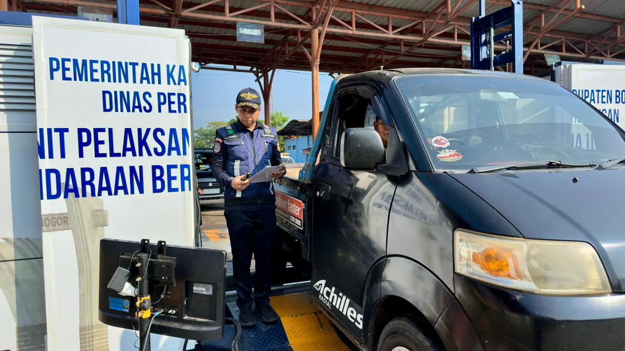 Kegiatan tersebut meliputi pelayanan uji KIR gratis, uji emisi kendaraan gratis, serta pemeriksaan kesehatan gratis bagi para pengemudi dan masyarakat.Dok-Diskominfo Kab Bogor