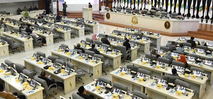 Rapat paripurna DPRD Jabar bersama Pemprov Jabar diwarnai aksi walk out yang dilakukan anggota Fraksi PDI P pada Jumat, 16 Mei 2025.