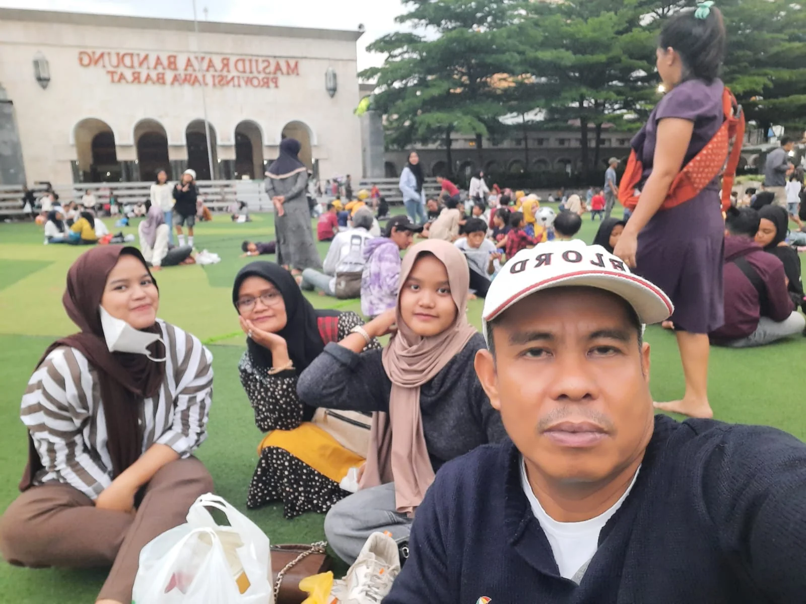 Alun-Alun Bandung menjadi salah satu destinasi yang selalu ramai pengunjung. Selain karena murah, pengunjung dapat menikmati ragam perayaan khas tahun baru di sini.(Dok-KS)