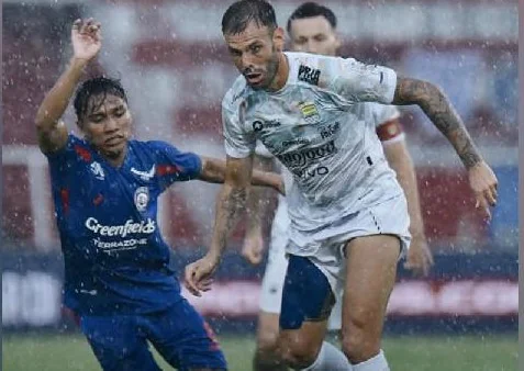 Persib Bandung berhasil menaklukkkan tuan rumah Arema FC 3-1 dalam laga yang digelar di Stadion Soepriadi, Blitar, Jumat (24/1/2025).