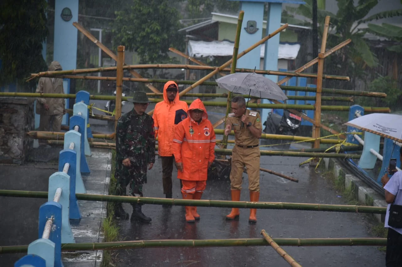 Ditengah guyuran Hujan Bupati Kuningan Dr. H. Dian Rachmat Yanuar, M.Si langsung meninjau jembatan Cijemit.Dok-IKP Diskomimfo