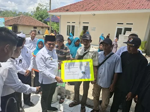 Penyerahan bantuan oleh Bupati Sumedang Dony Ahmad Munir kepada  Kelompok Tani di Desa Ranggasari, Kecamatan Surian.Ist
