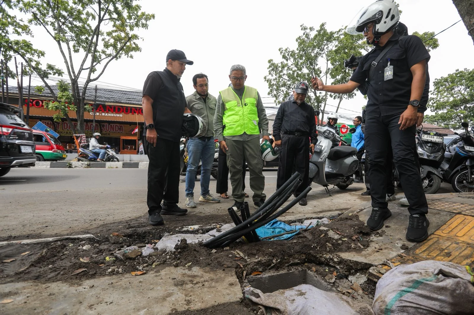 Wali Kota Bandung, Muhammad Farhan meninjau langsung proses perapihan bekas galian proyek IPT di sejumlah ruas jalan Kota Bandung, Kamis  5 Maret 2026.Dok-Diskominfo Kota Bandung
